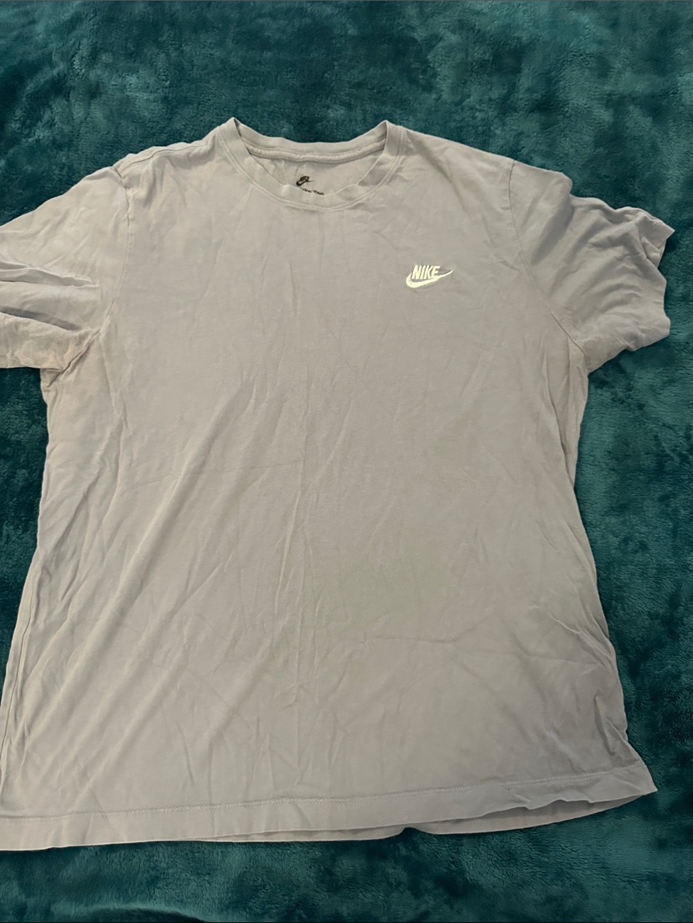 Nike Men’s Light Gray/purple Short Sleeve Tee with Chest Swoosh